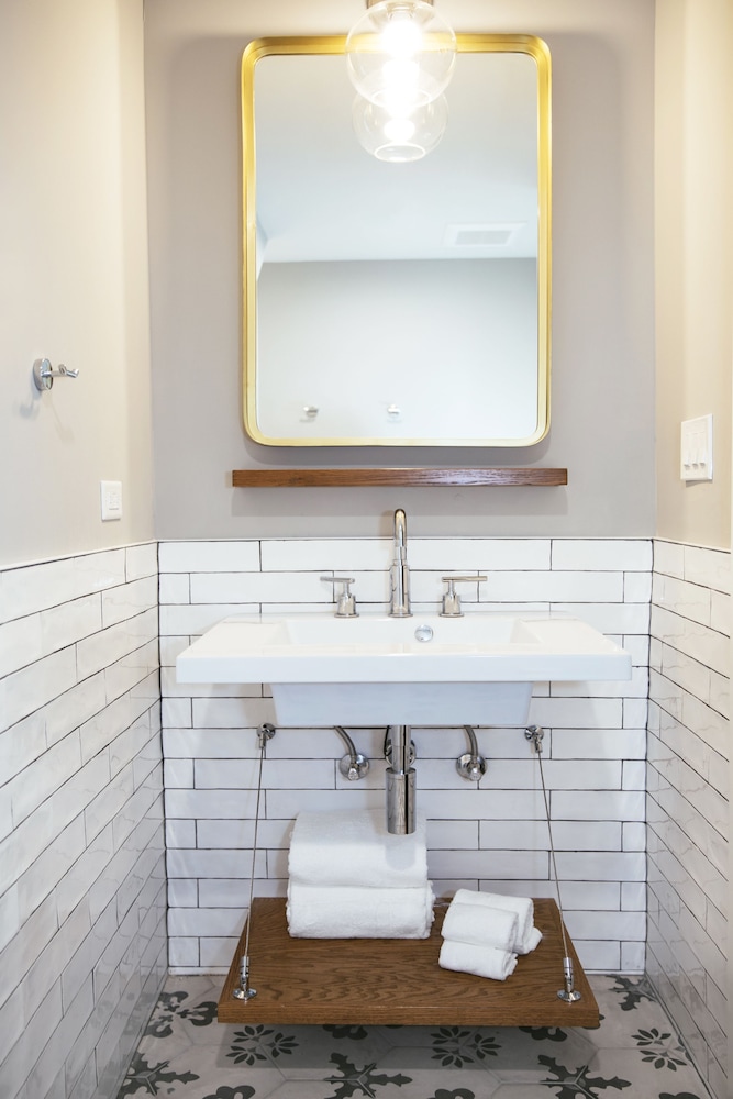 Wicker Park Inn 48/50