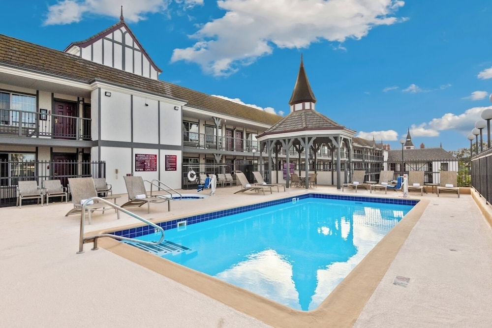 Camelot Inn And Suites 57/62