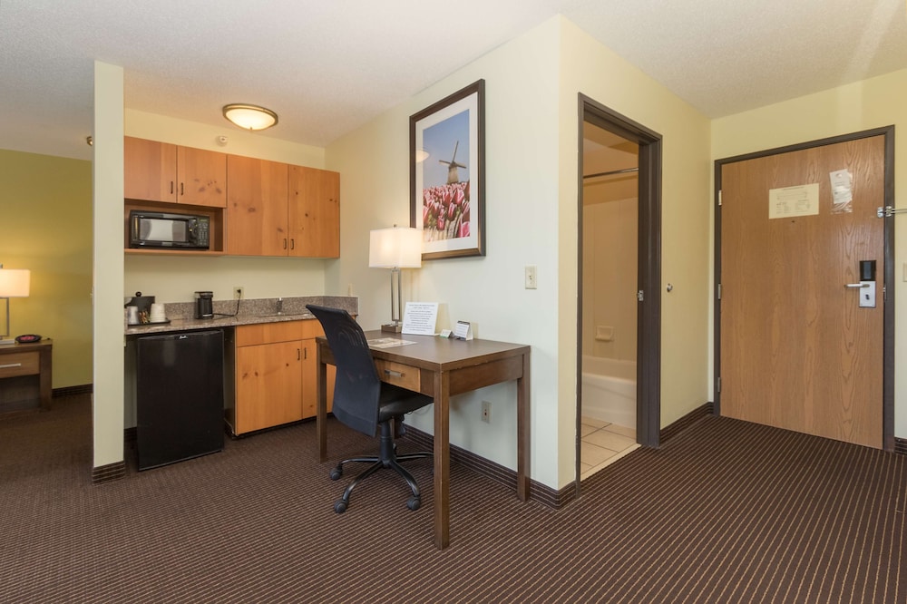 White Pines Inn & Suites of Holland 40/48