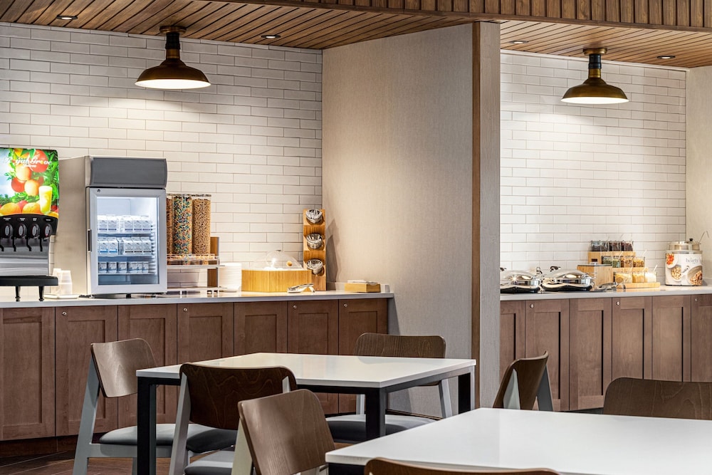 Fairfield Inn & Suites by Marriott Bonita Springs 16/31