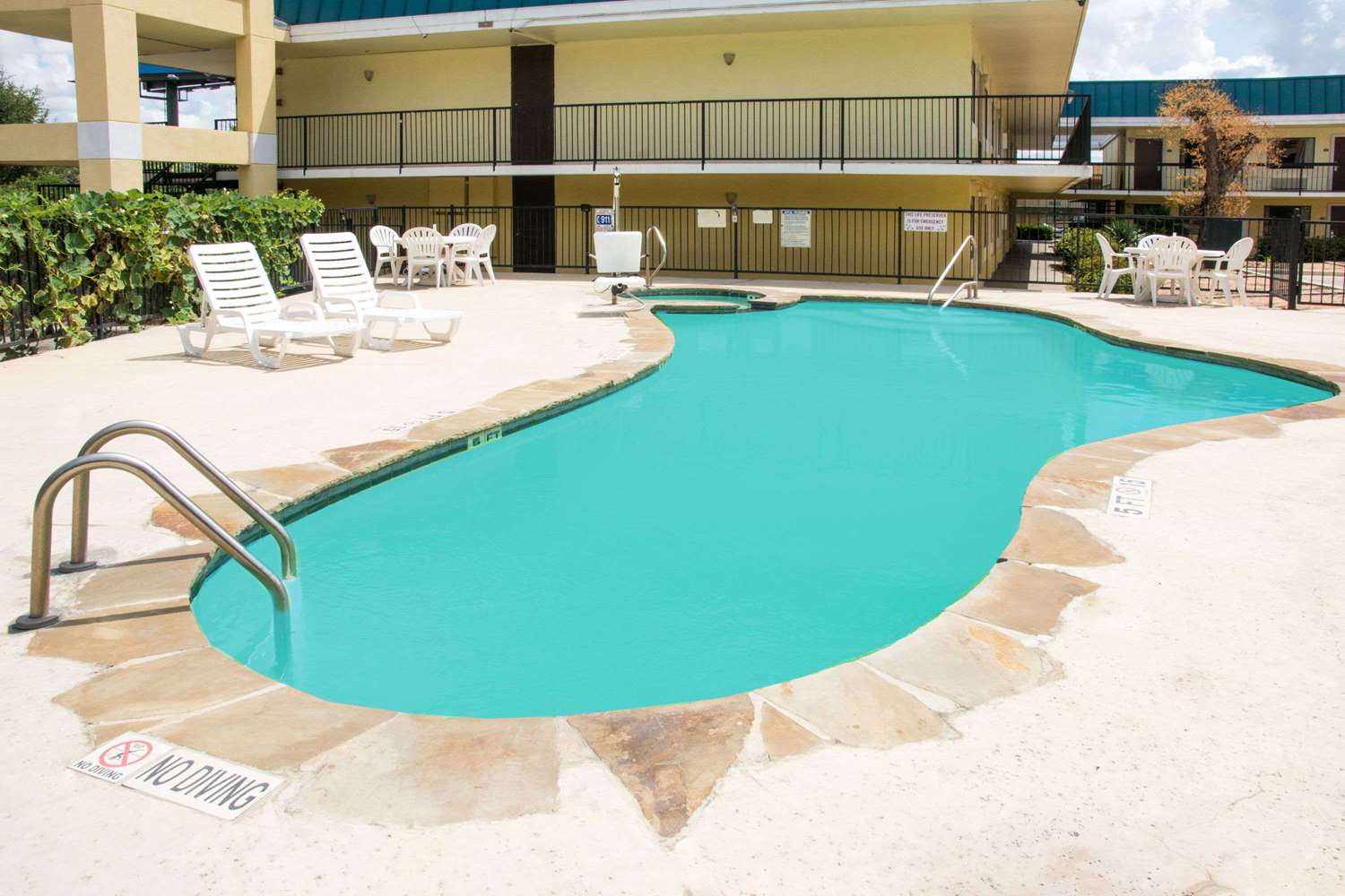 Days Inn by Wyndham Central San Antonio NW Medical Center 35/40