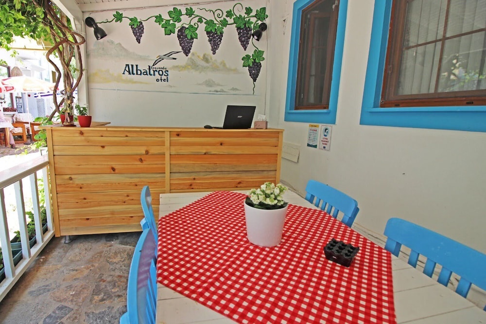 Albatros Hotel 8/33