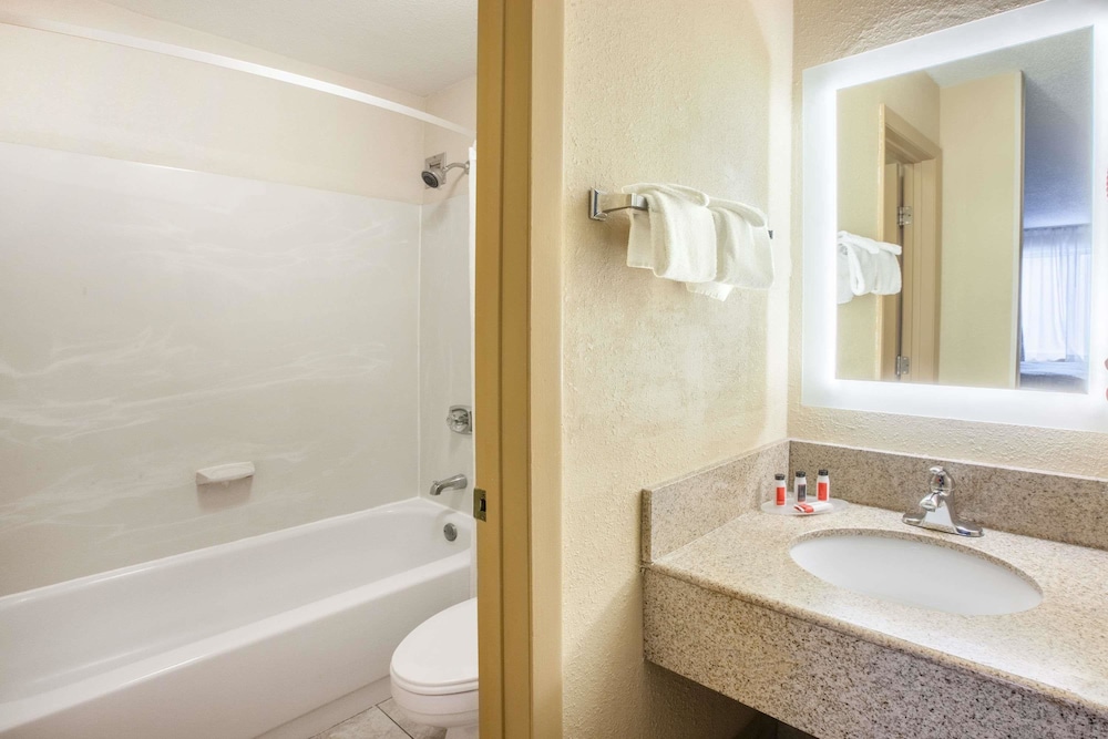 Howard Johnson By Wyndham Romulus Detroit Metro Airport 11/24