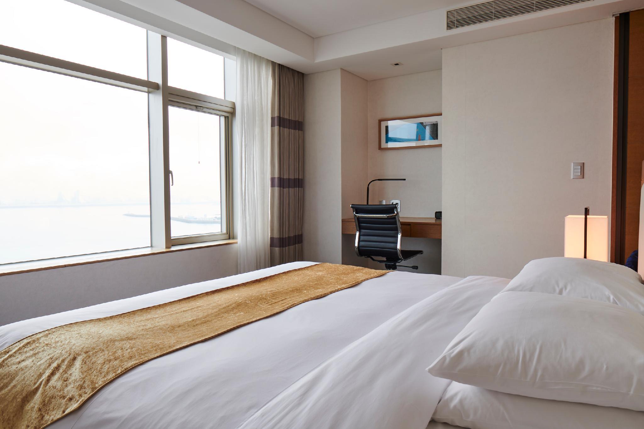 Center, Suite, King Bed