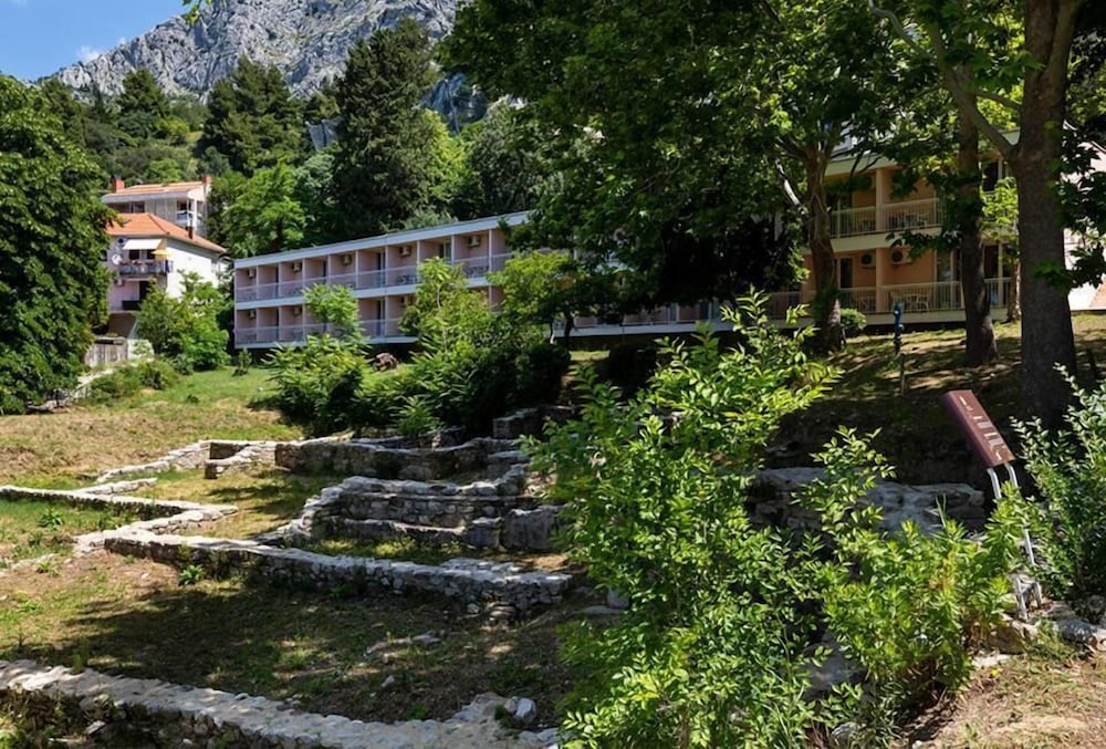 BRZET HOTEL OMIS 43/50