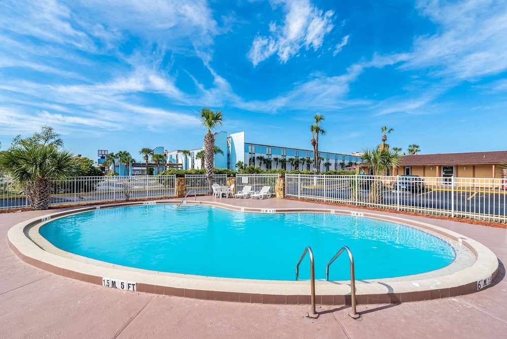 Super 8 by Wyndham Kissimmee/Orlando 48/50