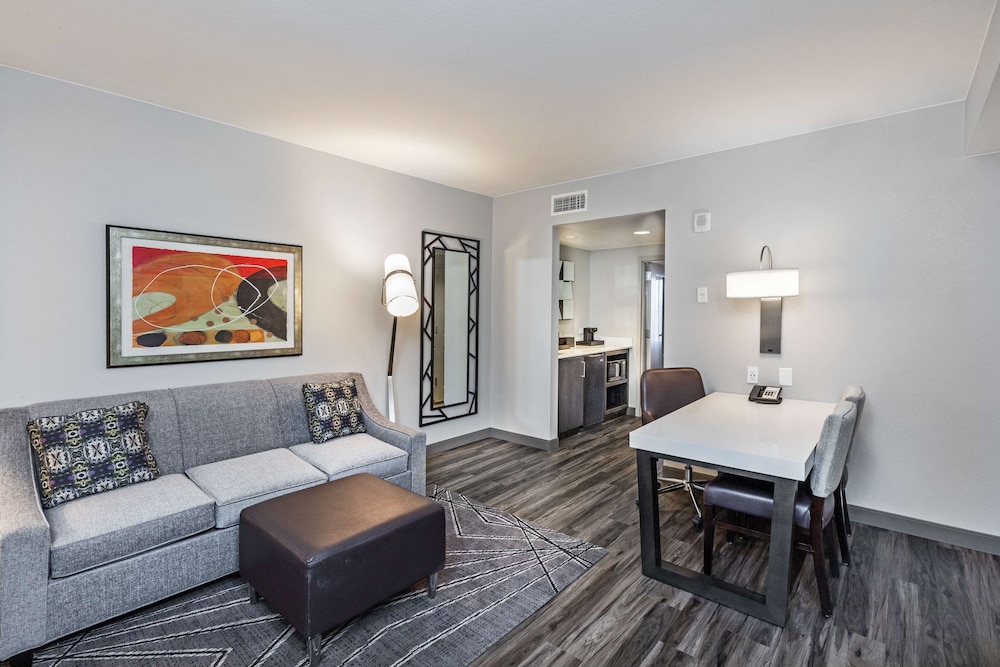 Embassy Suites by Hilton Houston Energy Corridor 27/63
