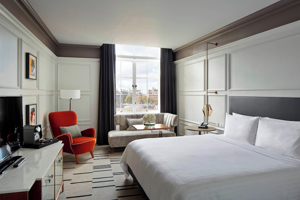 DELUXE, KING BED