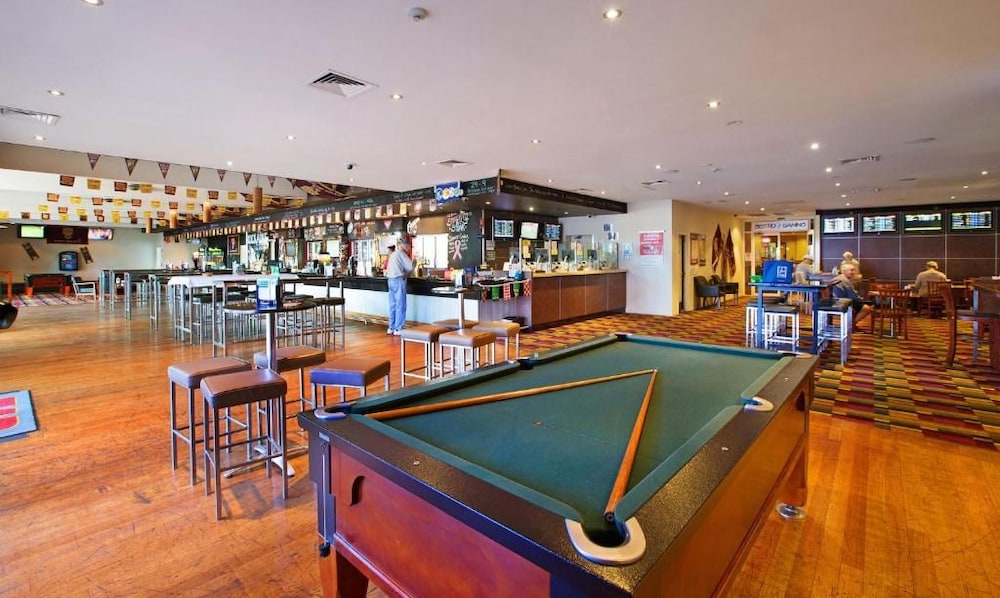 Sunnybank Hotel 18/30