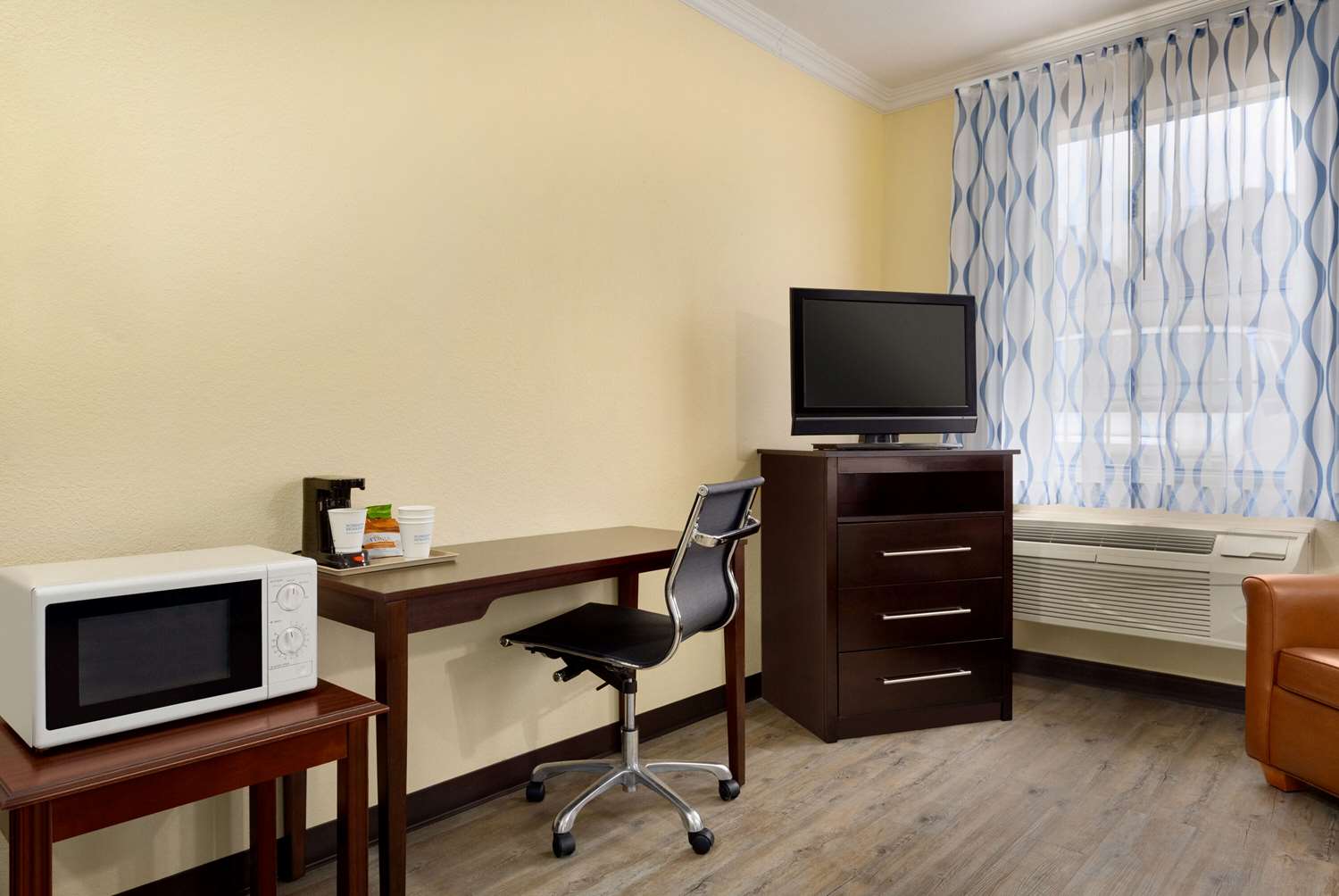 Days Inn and Suites by Wyndham Euless DFW Airport South 52/57