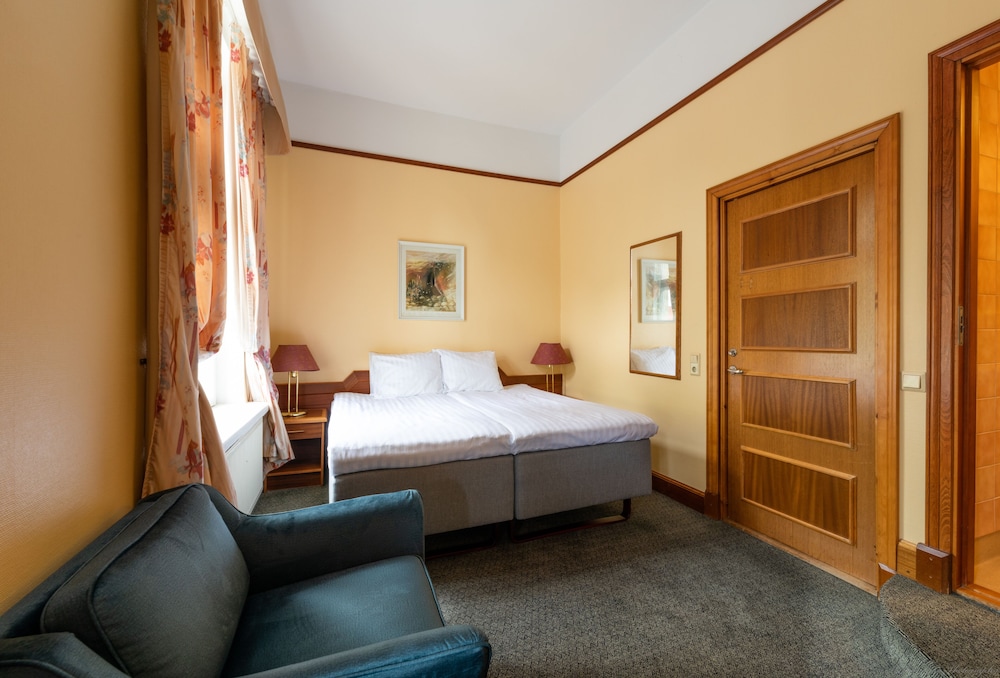 Victoria Hotel 24/49