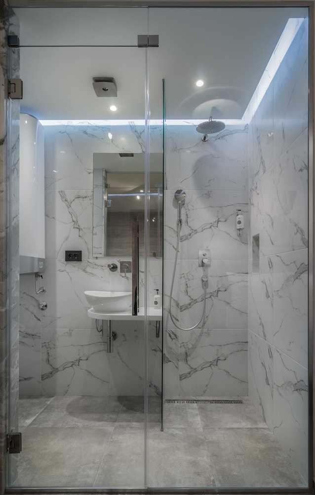 Level Luxury Suites 54/55