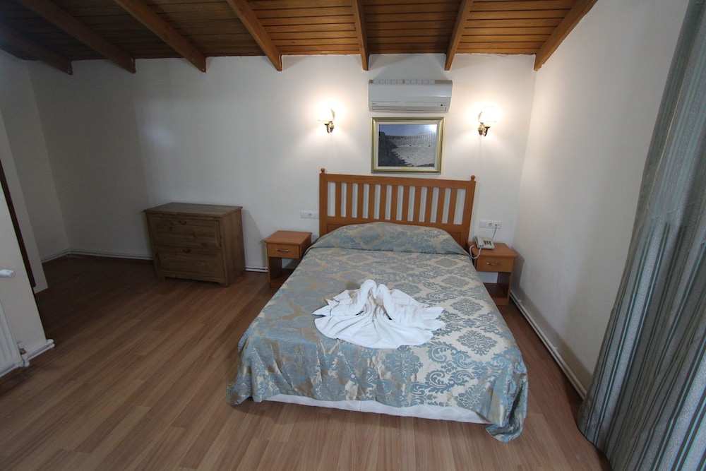 AVE MARIA HOTEL 26/65
