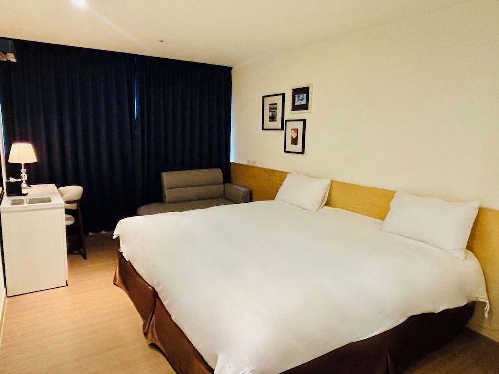 غرفة بسرير مزدوج بإطلالة على النهر، We Meet Taipei Hotel 8/10