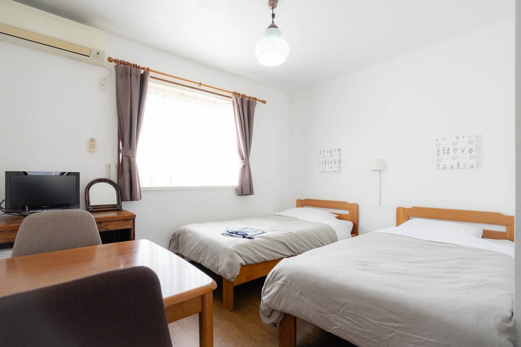 ROOM, TWIN BEDS