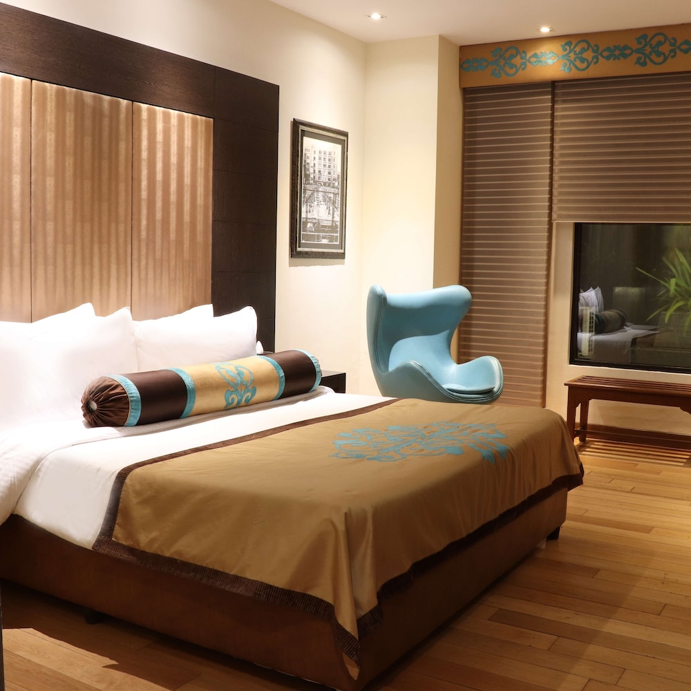 The Lalit Great Eastern Kolkata 24/65