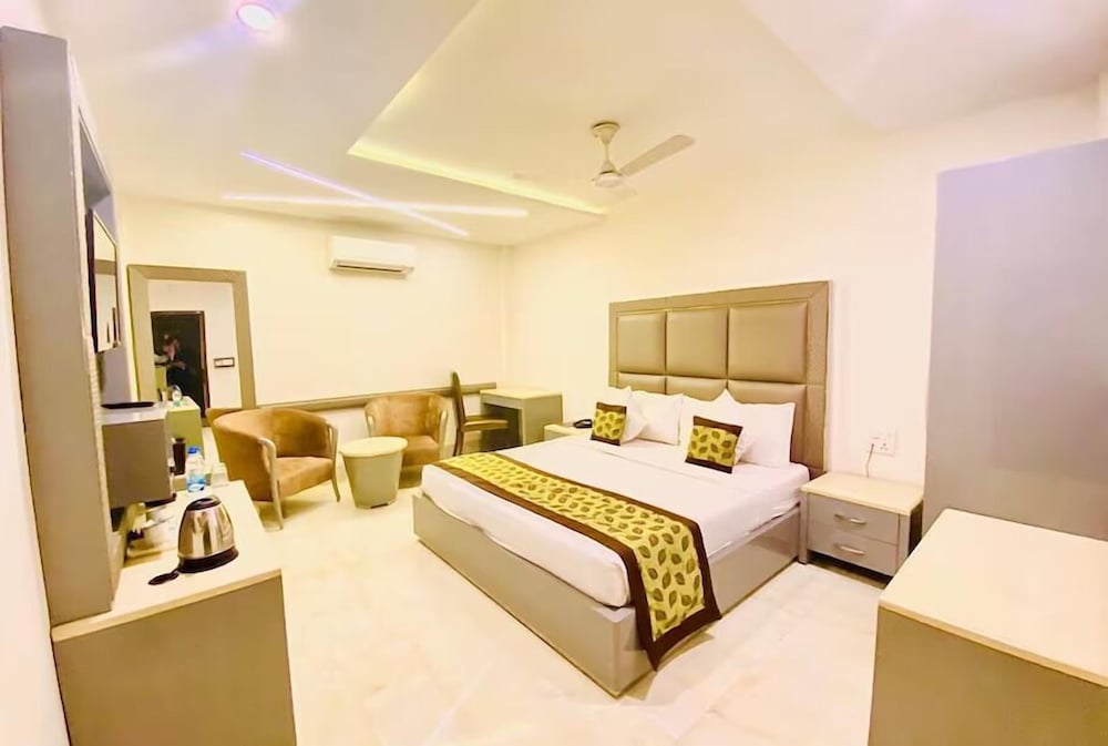 OYO Premium Bhai Bala Chowk 14/48