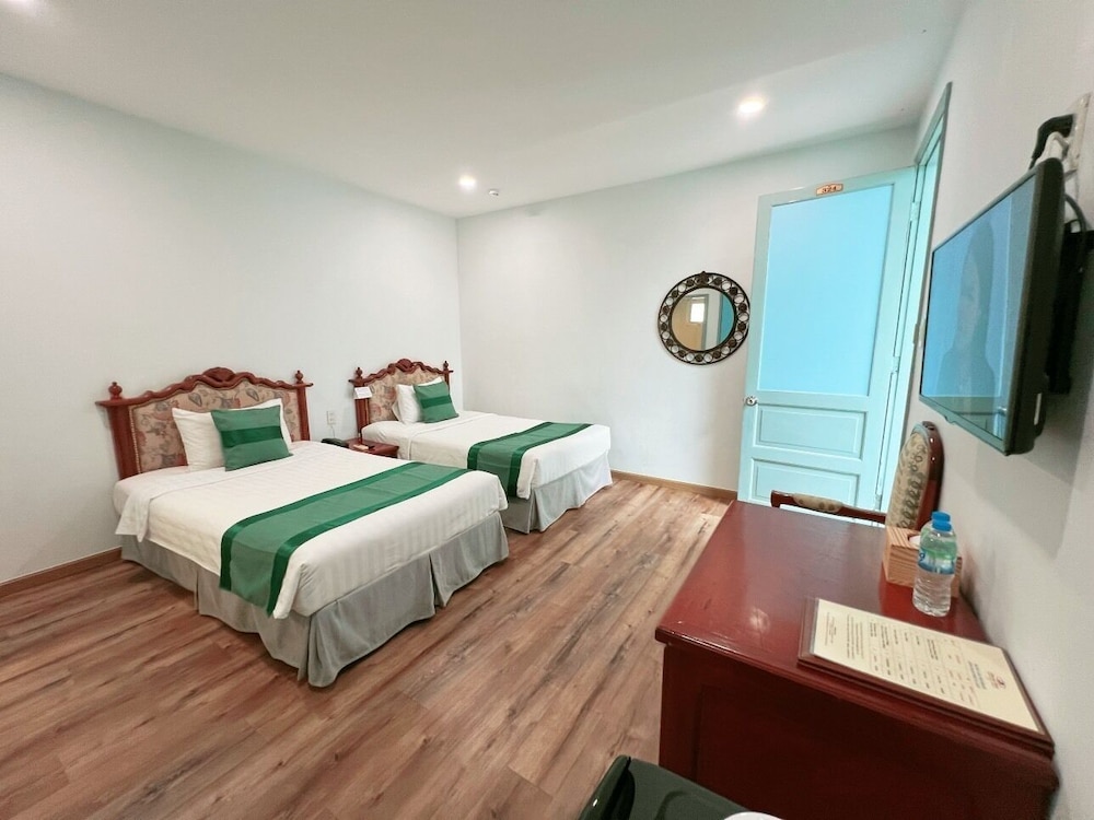 Standard, Twin Beds, No Window