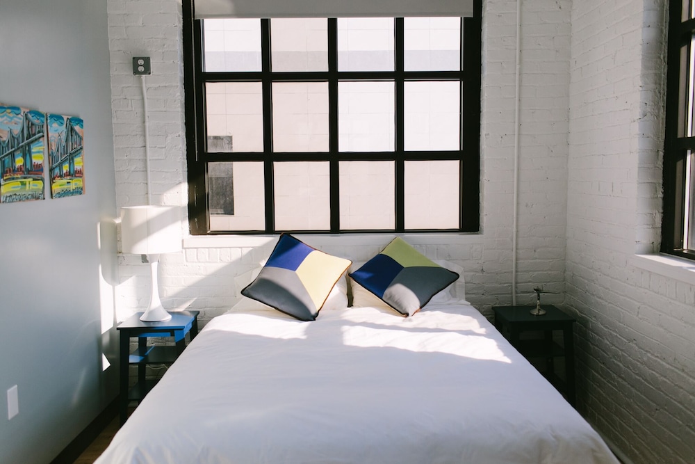 PRIVATE, QUEEN BED