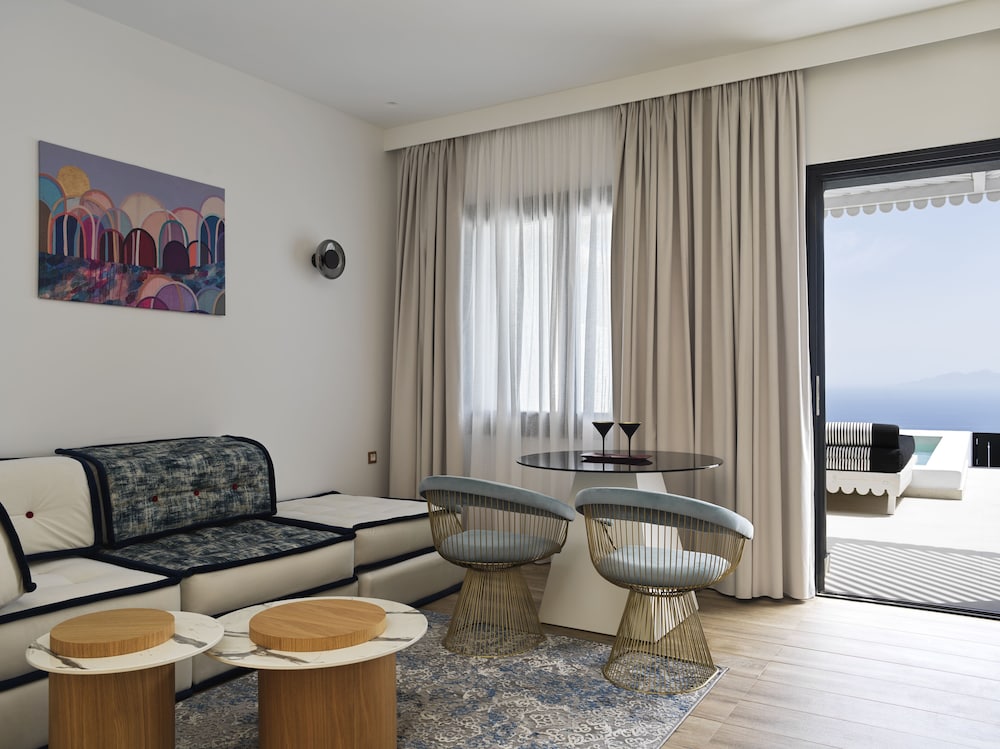 Cresanto Luxury Suites 39/60