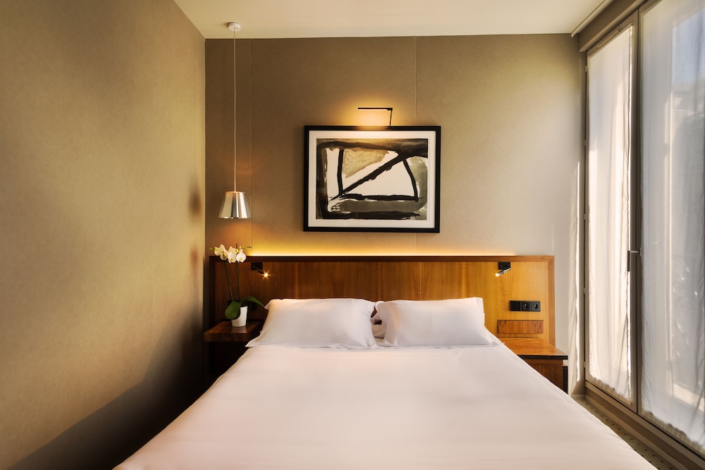ROOM, DOUBLE BED