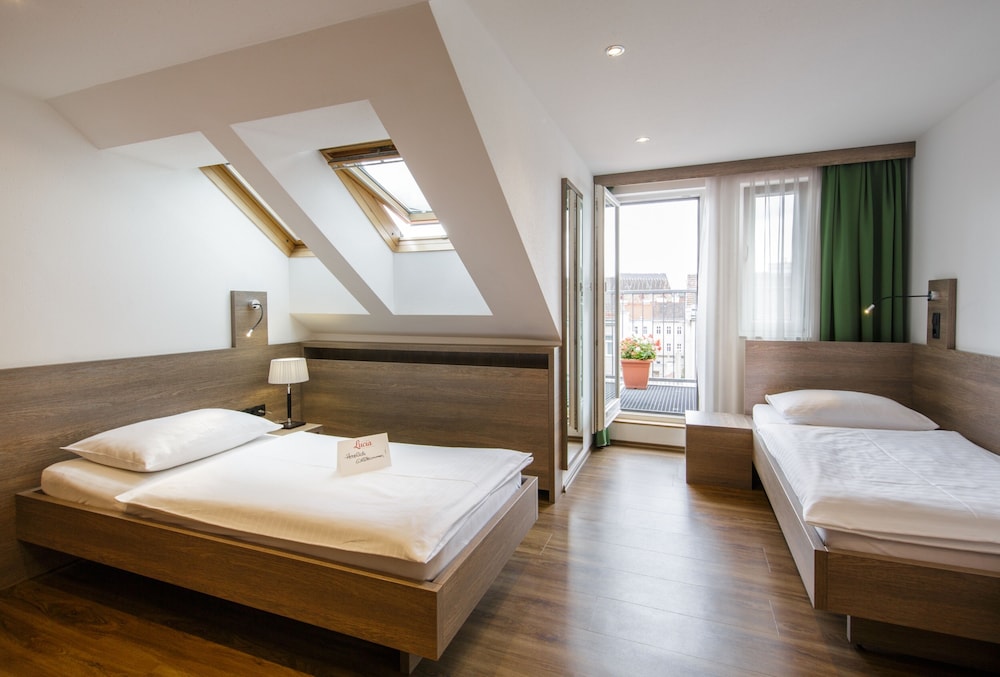 TWIN ROOM