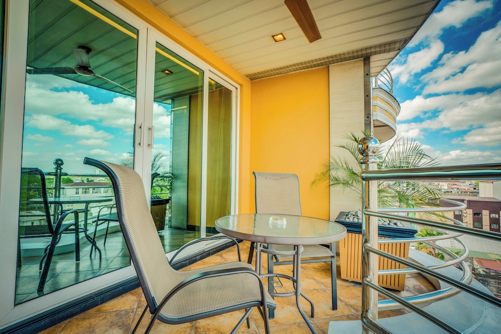 Fields Plaza Suites 39/65