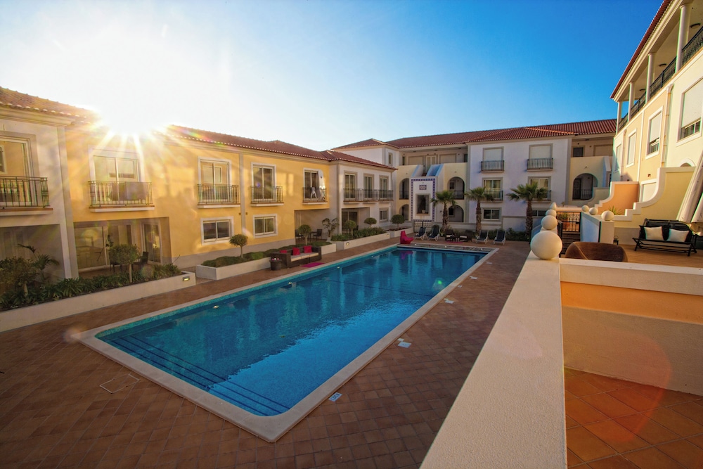 Praia Del Rey Golf And Beach Resort - The Village 25/50