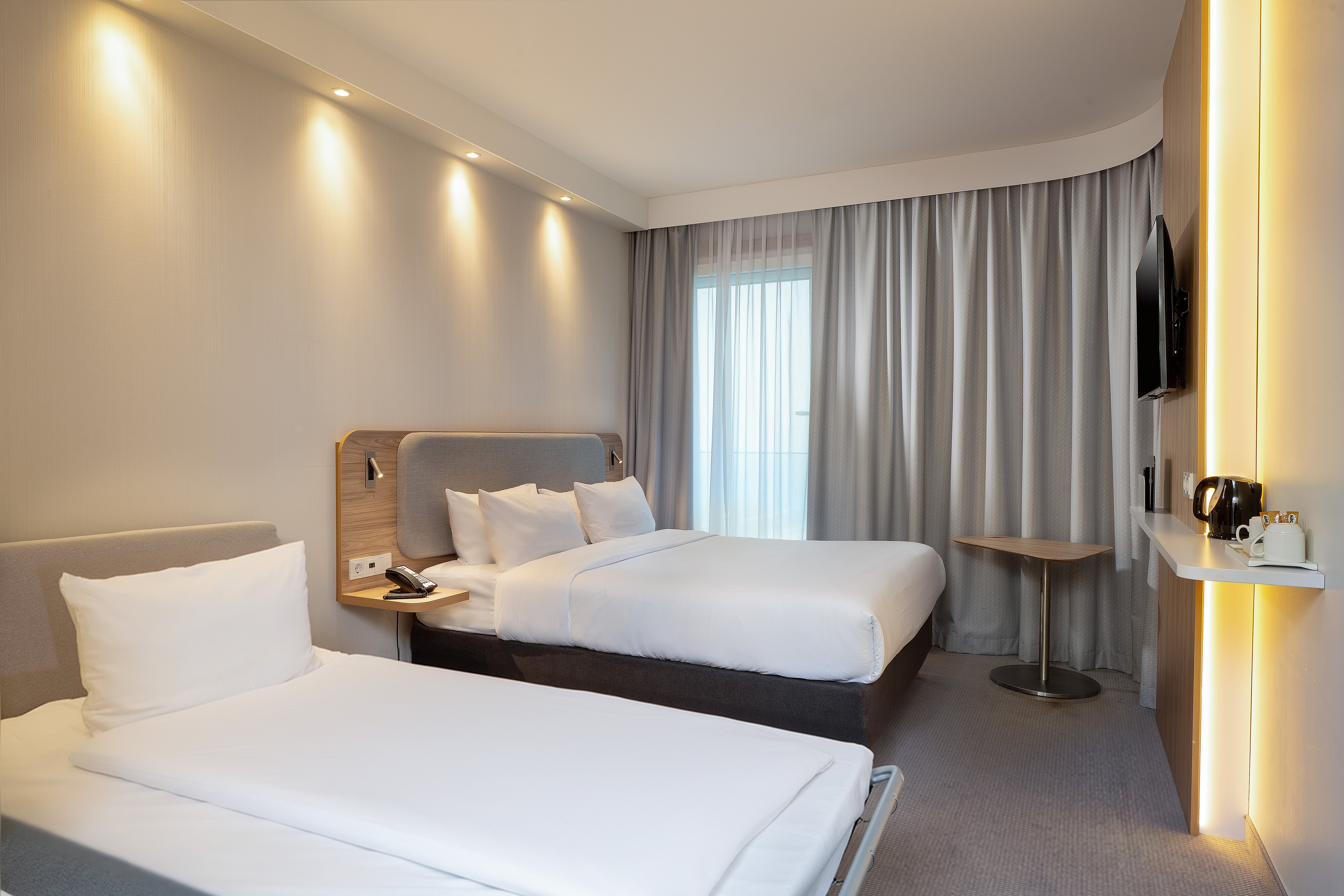 STANDARD, QUEEN BED, SOFA