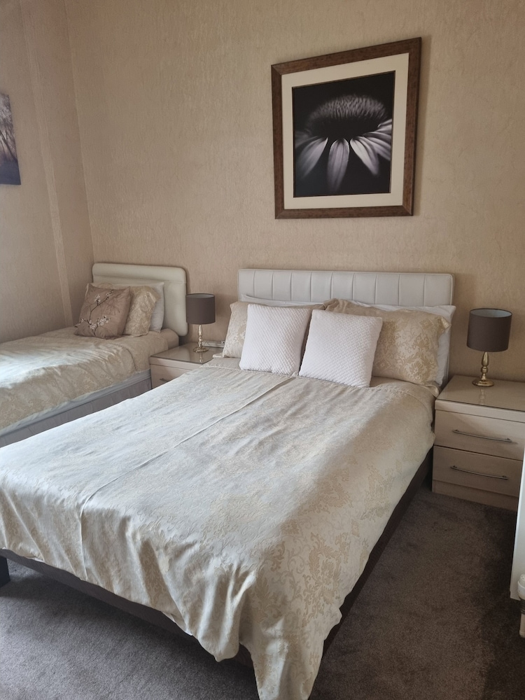 Family, 1 Double and 1 Single Bed, The Sands 3/10