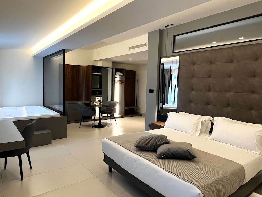 SUPERIOR, SUITE, KING BED, BALCONY