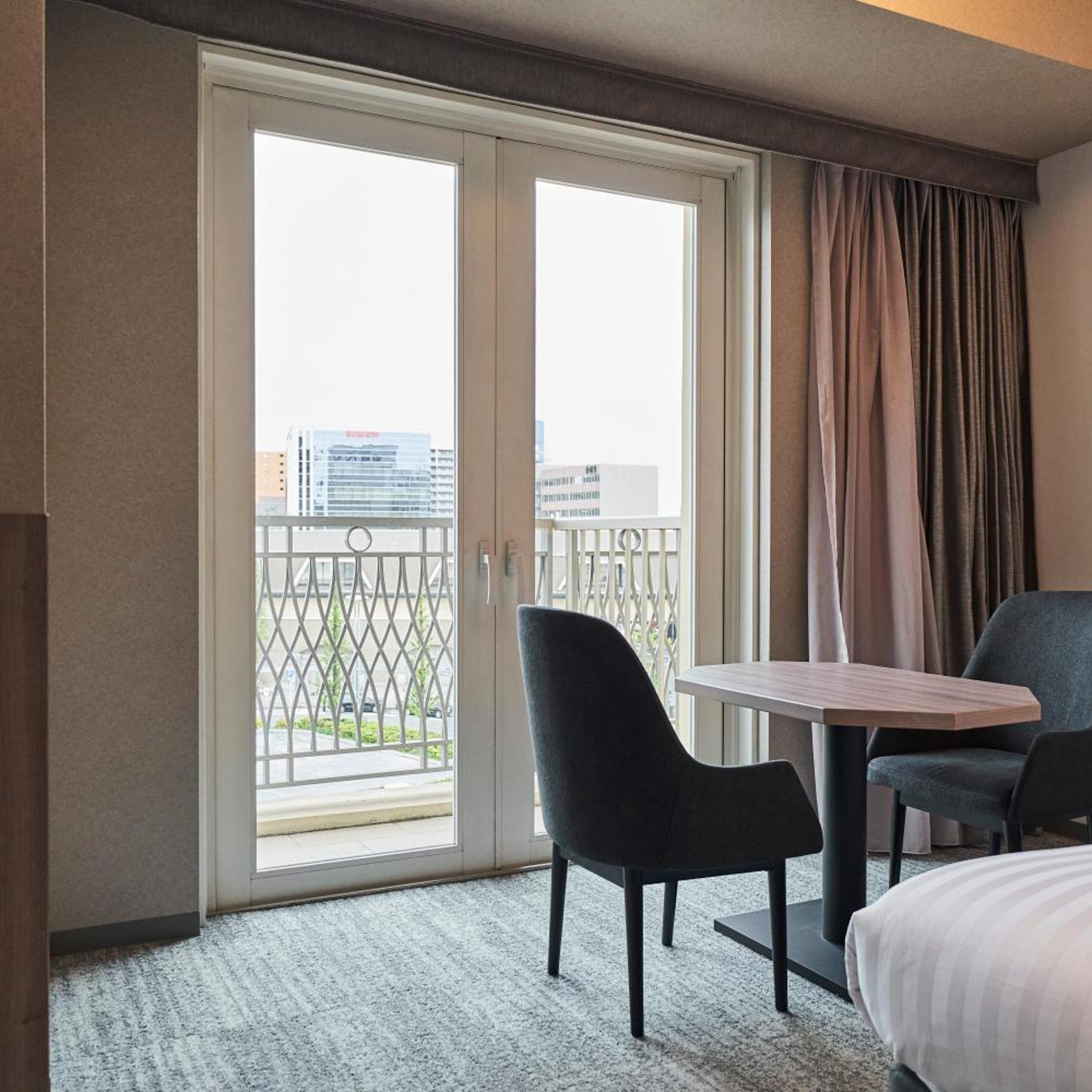 غرفة بسرير كينج بشرفة، Hotel Grand Tiara Anjo 3/4
