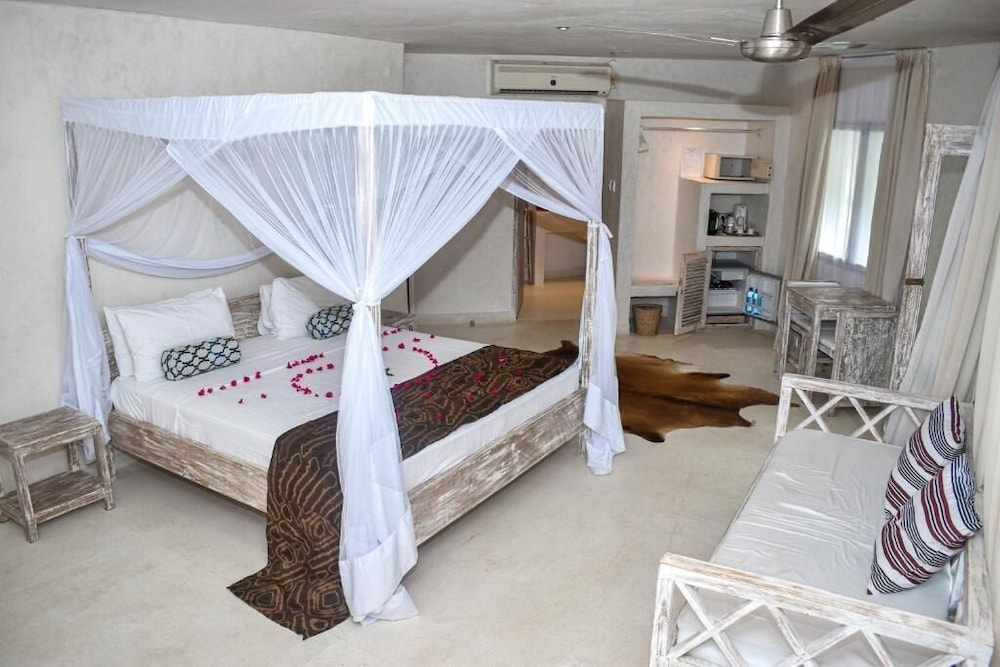 The Villa Luxury Suites Hotel 8/43