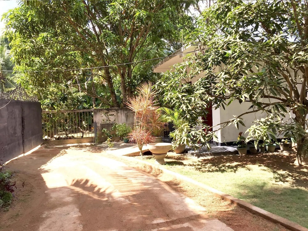 Damith Tourist Inn 37/44