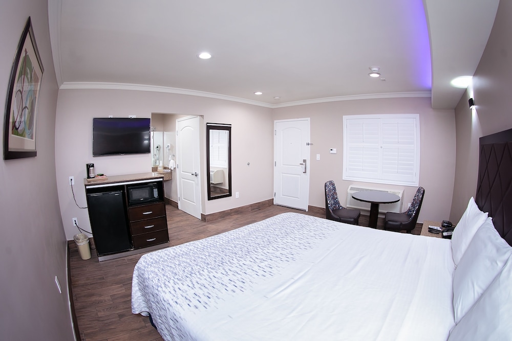 LUXURY, SUITE, KING BED, JETTED TUB