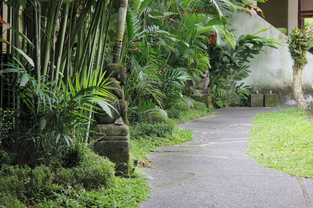 Putri Ayu Cottages 57/63