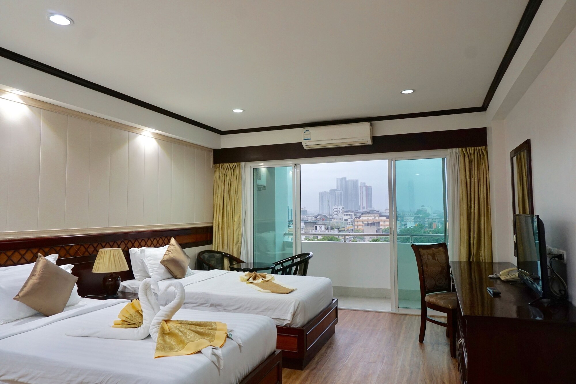 DELUXE, CITY VIEW
