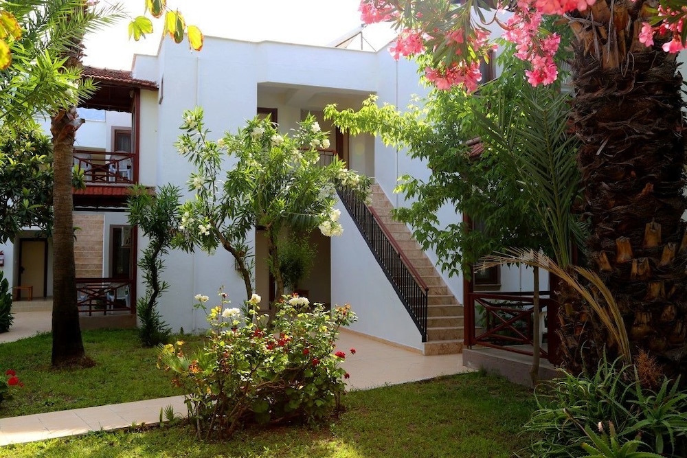 Arkadas Hotel 25/33
