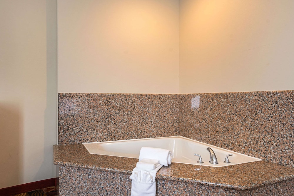 Comfort Suites Lake Charles 16/48
