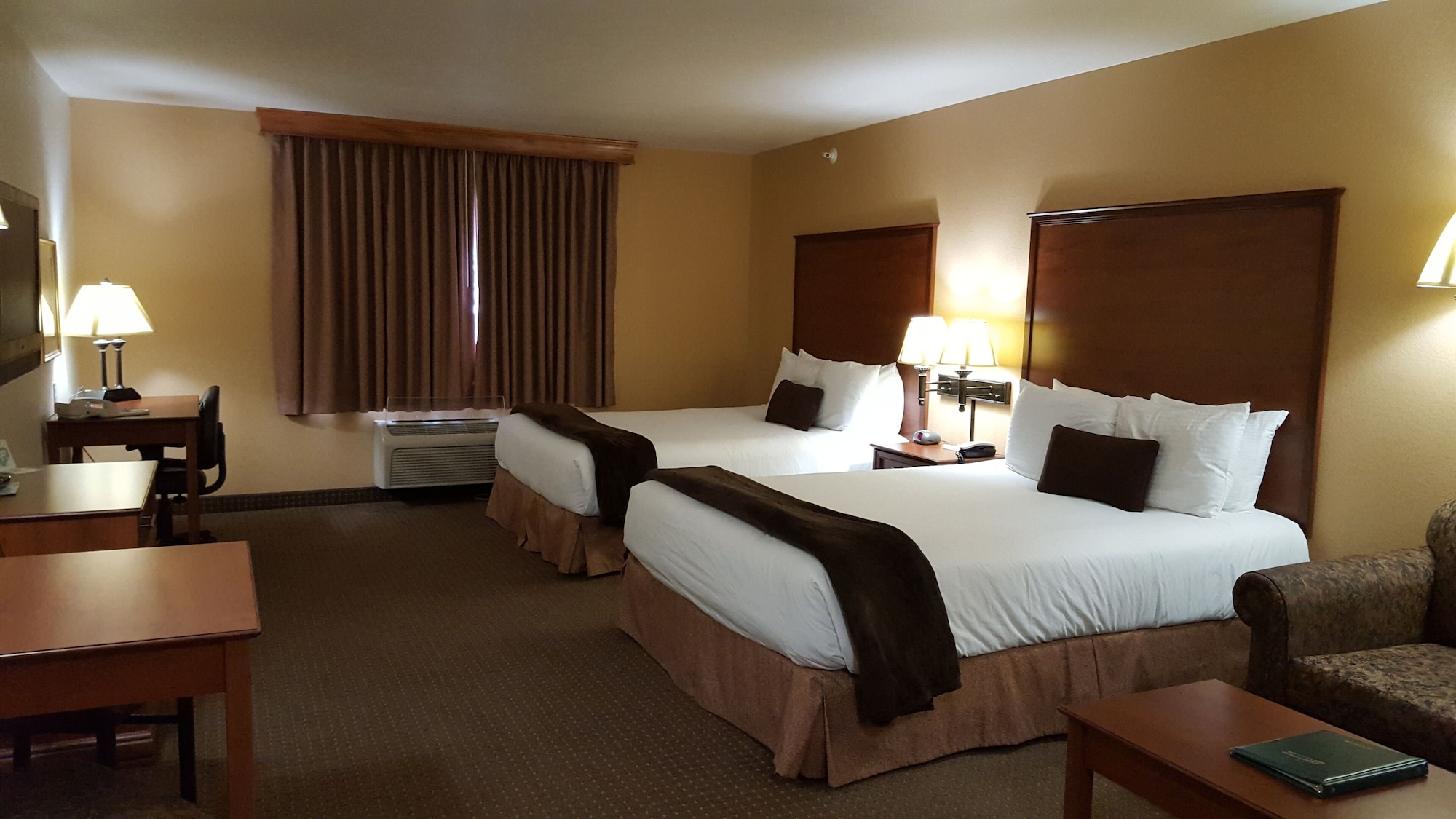SUITE, MULTIPLE BEDS