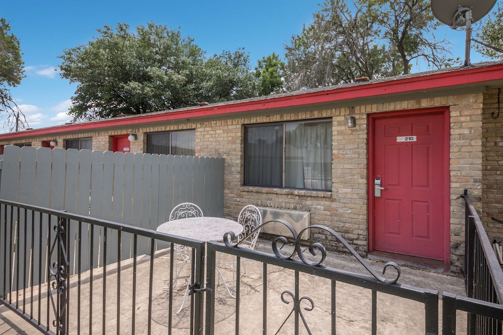 Americas Best Value Inn Lockhart TX (ex OYO Hotel) 1/40