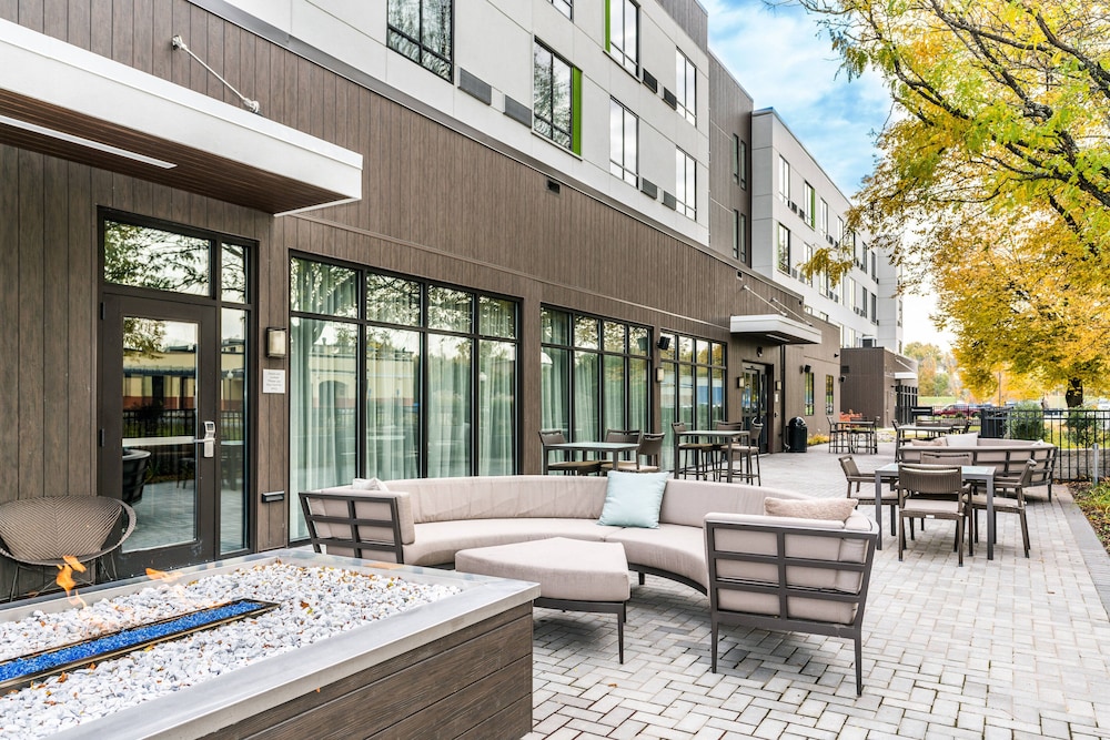 Courtyard By Marriott West Springfield 27/45