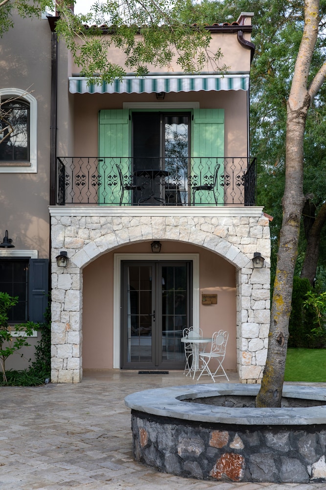 Zigo's Hotel 2/73