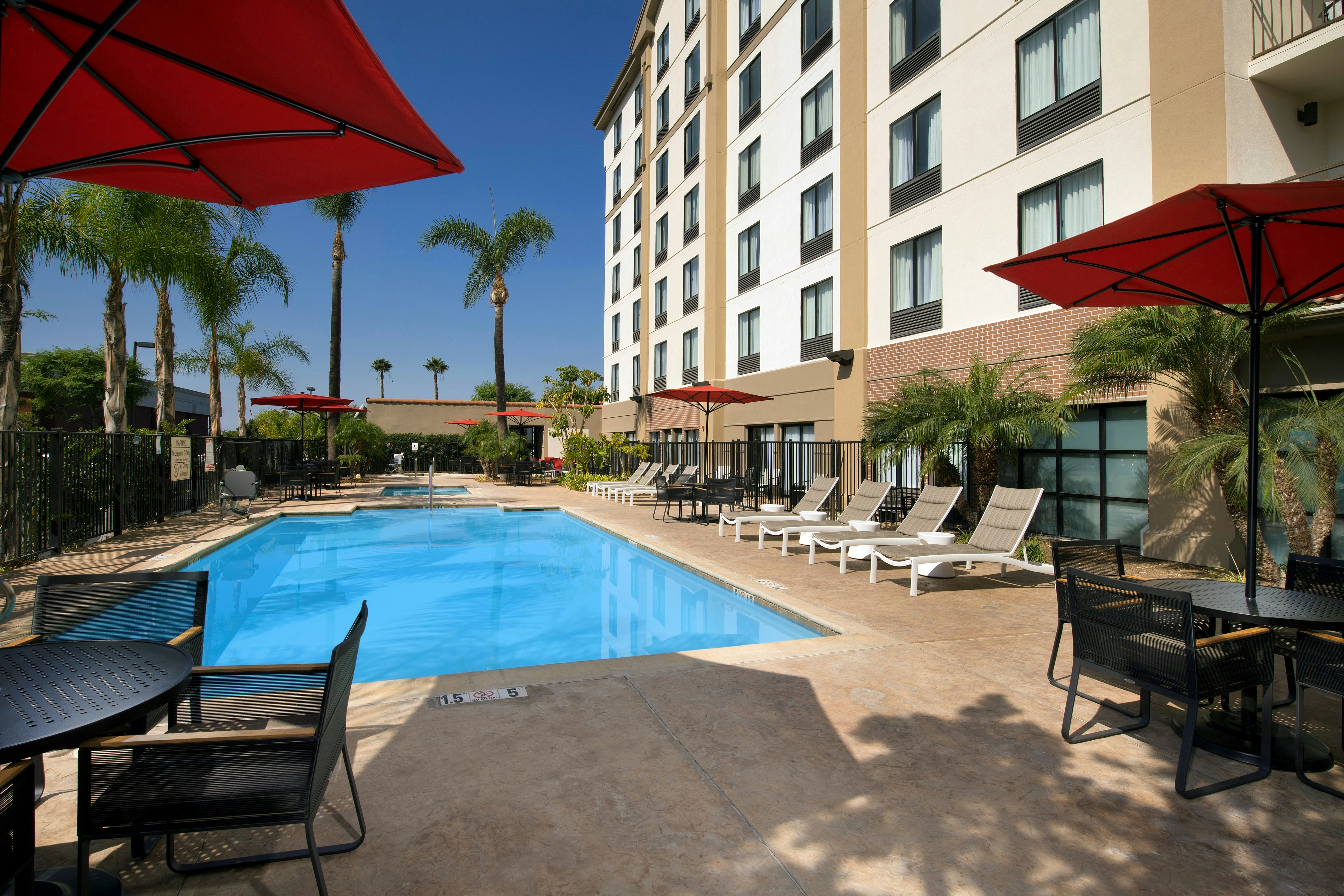 Hampton Inn & Suites Anaheim - Garden Grove 44/44
