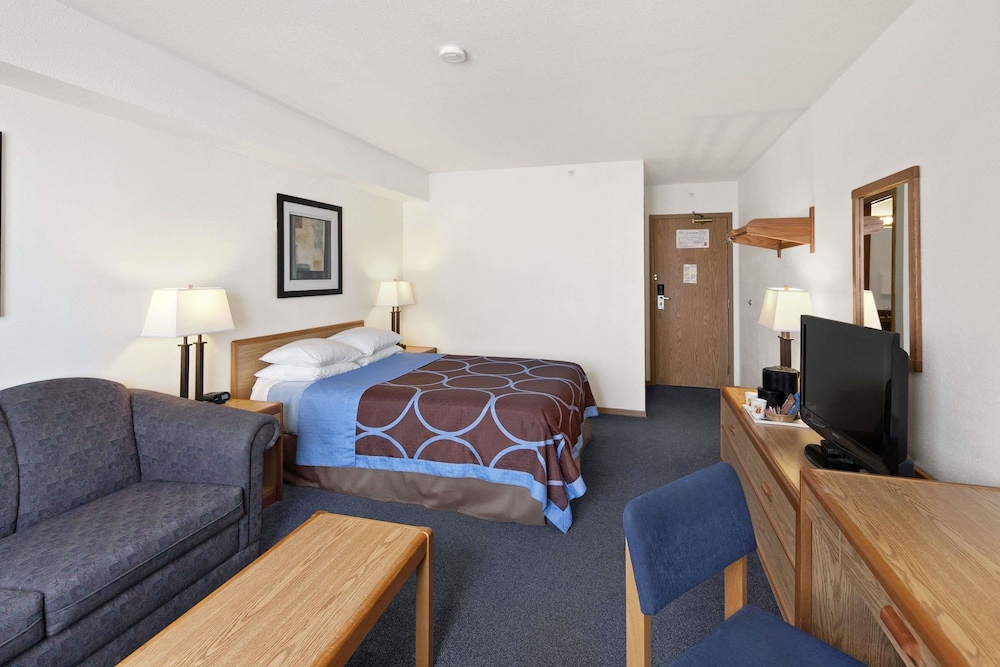 Super 8 by Wyndham Swift Current 32/46