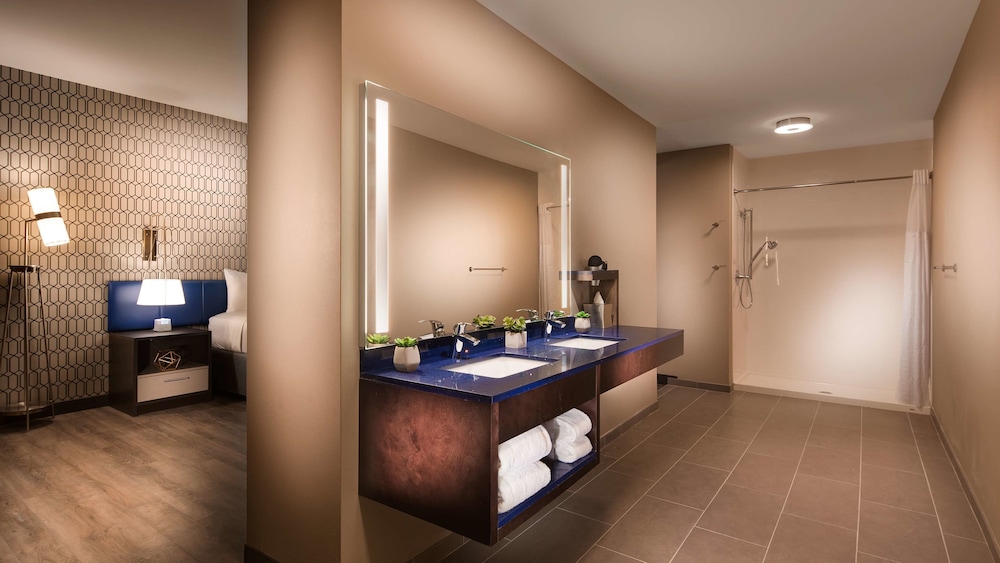 Glo Best Western Nashville 36/43