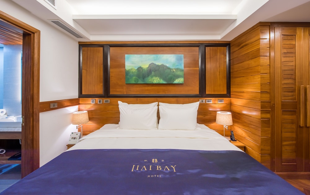 DELUXE, KING BED