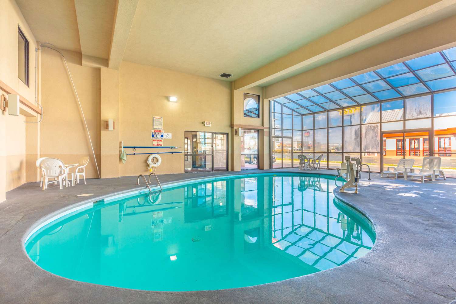 Econo Lodge & Suites Clarksville near Governors Square Mall 20/24