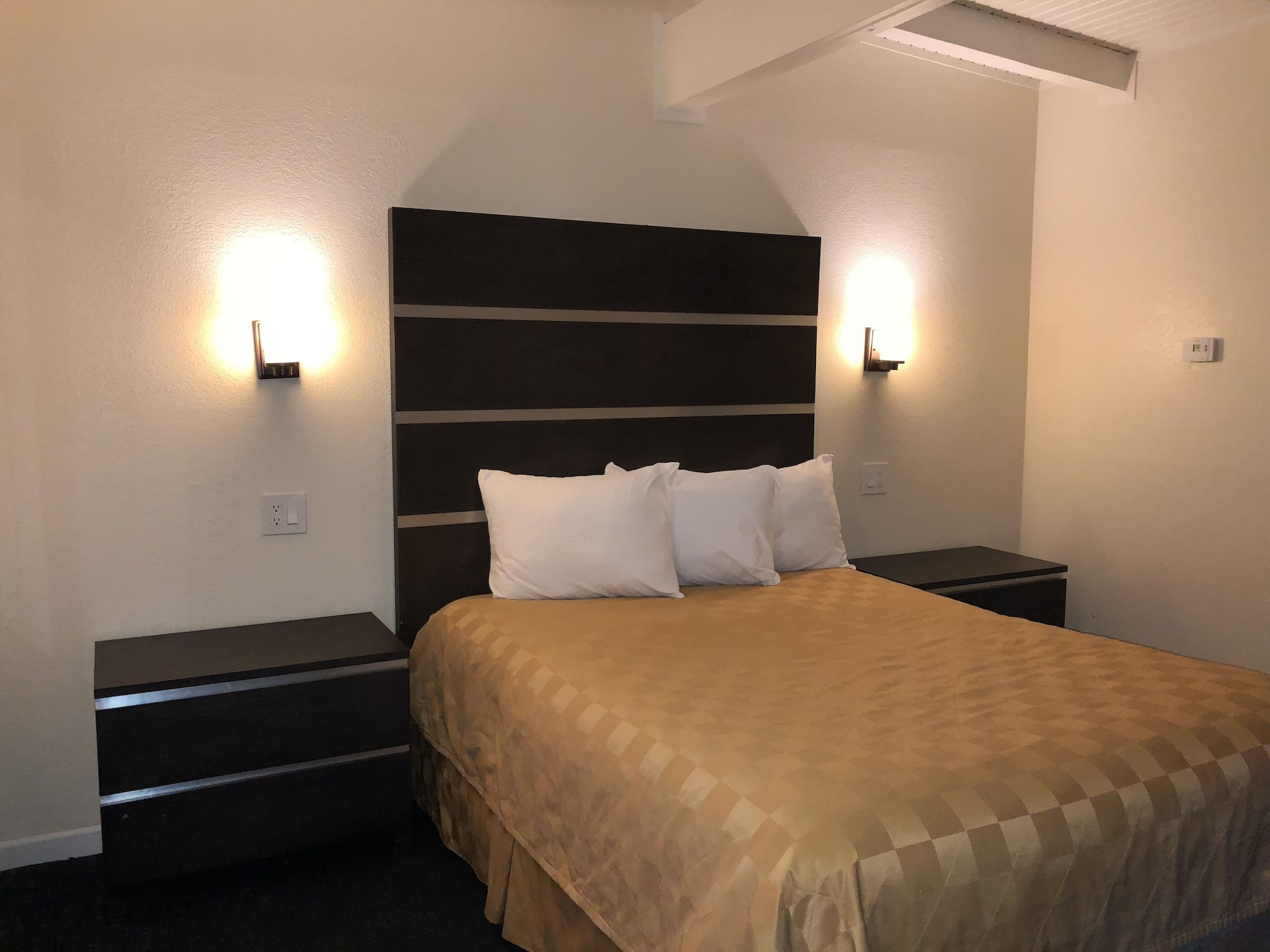 DELUXE, KING BED