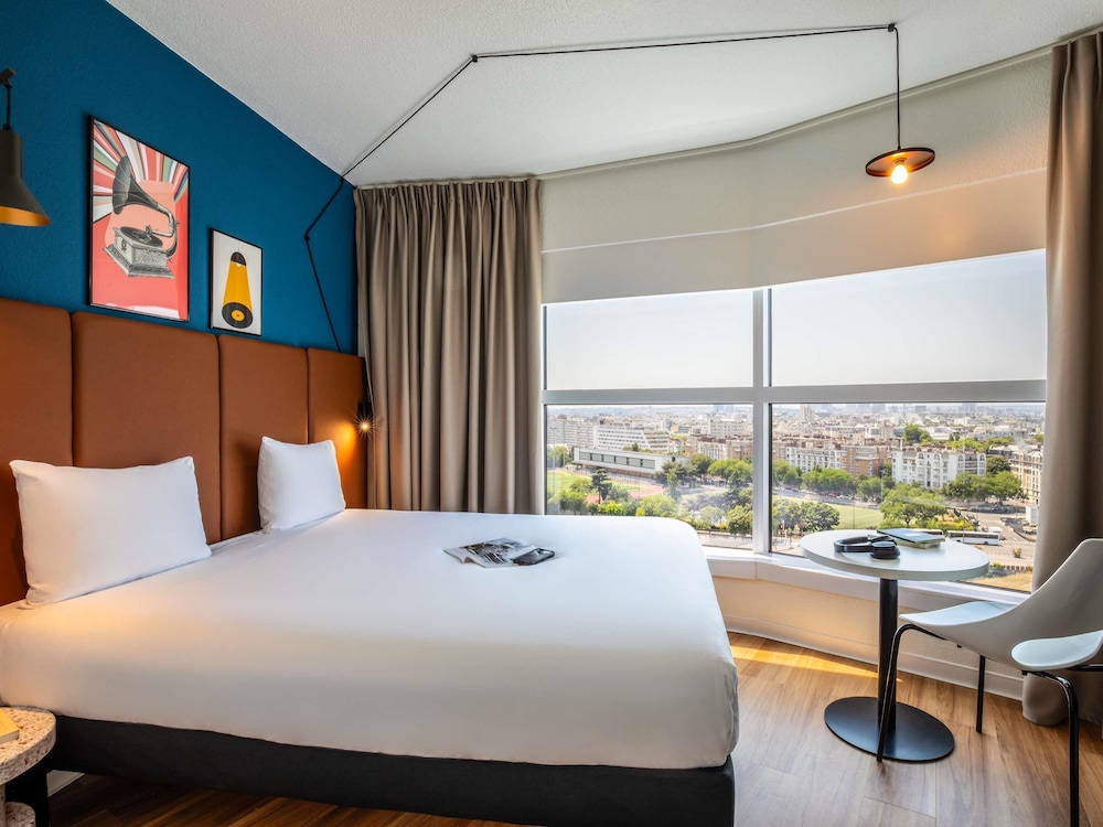 STANDARD, DOUBLE BED, CITY VIEW